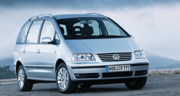 До края на 90-те години минивановете на VW бяха базирани на T серията. Нищо лошо, но в крайна сметка някой директор от борда реши, че марката наистина се нуждае от опция, подобна на автомобила. Чрез сътрудничество с Ford -  VW получи Sharan и "Братовчедът" Seat Alhambra.

Тъй като Sharan се появи в края на 90-те и началото на 2000-те, той имаше много общи неща със своите съвременници от VW. Задвижвания, интериорен дизайн и, разбира се, малко скучен външен вид.

Sharan (Mk1) всъщност не направи много, за да преодолее клишето, че минивановете са просто скучни превозни средства като цяло. Вярно е, че това никога не е било фокусът. Но когато самият Ford разби стереотипа няколко години по-късно със собствения си S-MAX, това направи Sharan да изглежда много по-скучен. Оригиналният модел също нямаше плъзгаща се задна врата, което не допринесе много за практичността. От същата слабост страдаха повечето други европейски миниванове. Поне имаше с 2,8-литров VR6 и AWD.